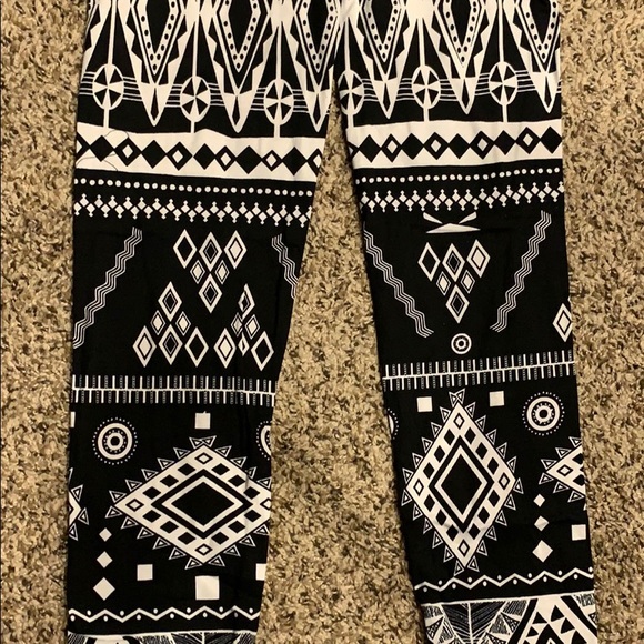 🧡 New Print Leggings 🧡 - Picture 6 of 9